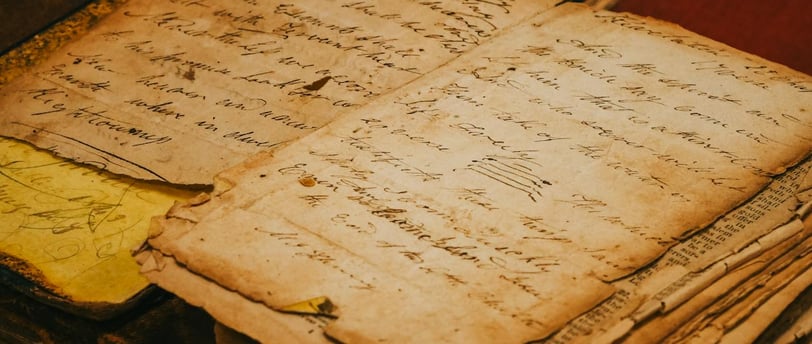 Manuscrito envelhecido aberto