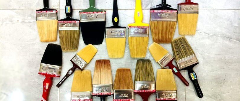 a bunch of paintbrushs with paintbrushes and brushes