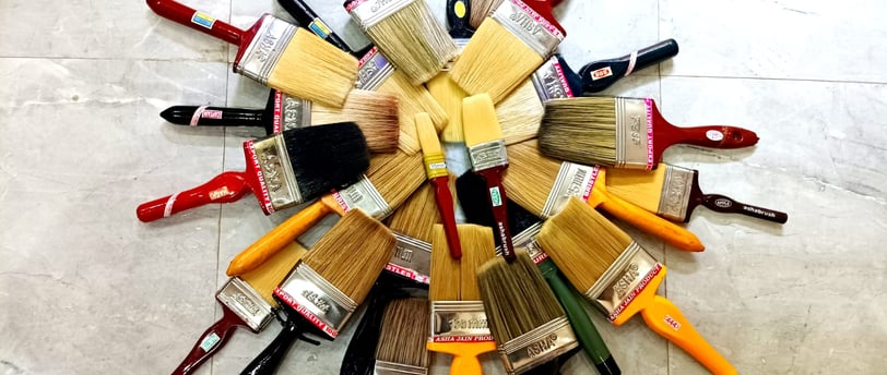 a circle of paintbrushs with paintbrushes and brushes