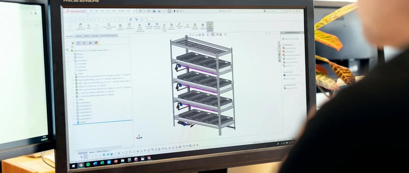 l'image représente un designer devant un ecran d'ordinateur travaillant sur un site de modélisation