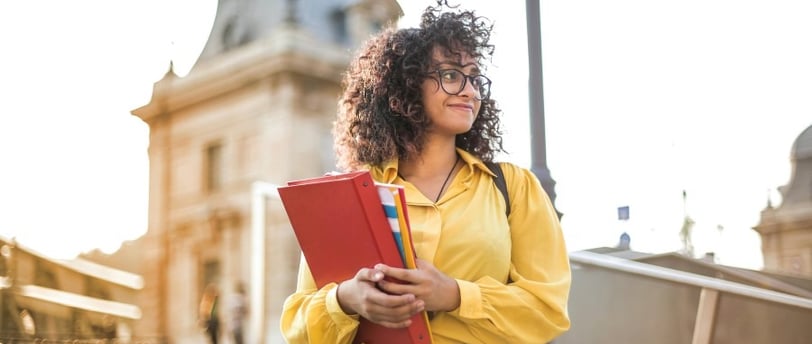 Mulher feliz indo estudar em um dos cursos gratuitos online da usp