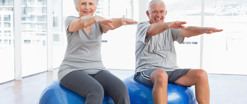Um casal de idosos fazendo Pilates