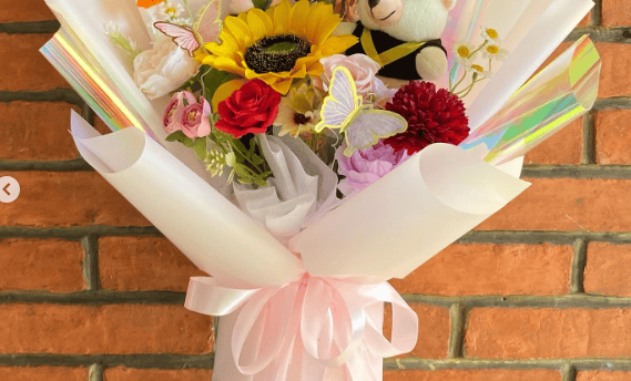 Buket bunga, buket uang 5000, buket snack, buket satin, dan buket wisuda dari toko buket terdekat harga murah terjangkau