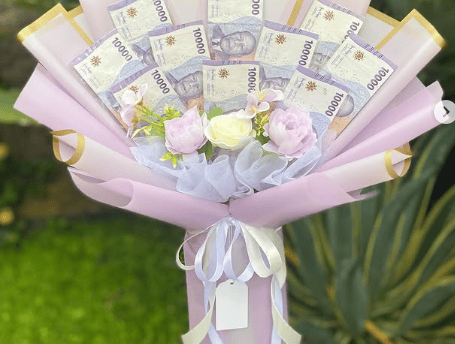 Buket bunga, buket uang 5000, buket snack, buket satin, dan buket wisuda dari toko buket terdekat harga murah terjangkau