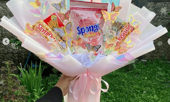 Buket bunga, buket uang 5000, buket snack, buket satin, dan buket wisuda dari toko buket terdekat harga murah terjangkau