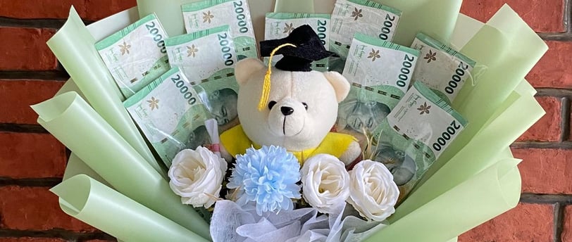 Buket bunga, buket uang 5000, buket snack, buket satin, dan buket wisuda dari toko buket terdekat harga murah terjangkau
