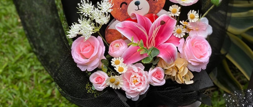 Buket bunga, buket uang 5000, buket snack, buket satin, dan buket wisuda dari toko buket terdekat harga murah terjangkau