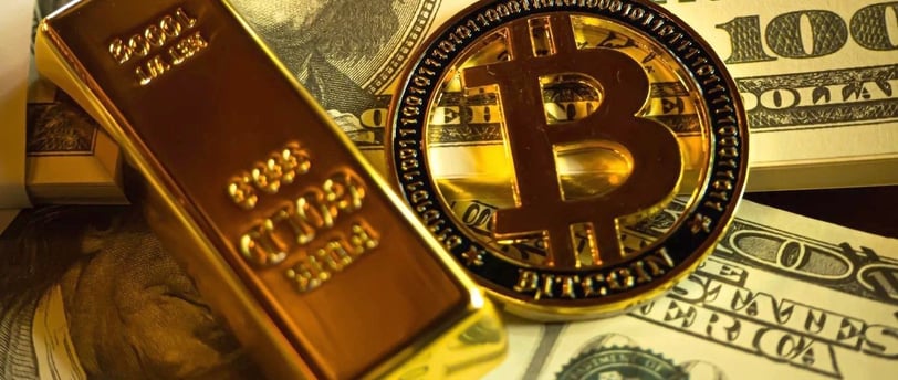 Imagem com barra de ouro, uma nota de dólar e uma moeda de bitcoin 