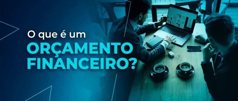 Imagem com um homem de terno usando um notebook e uma pergunta, o  que é um orçamento 