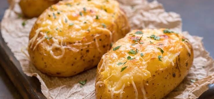 Batata recheada com queijo bacon ao forno