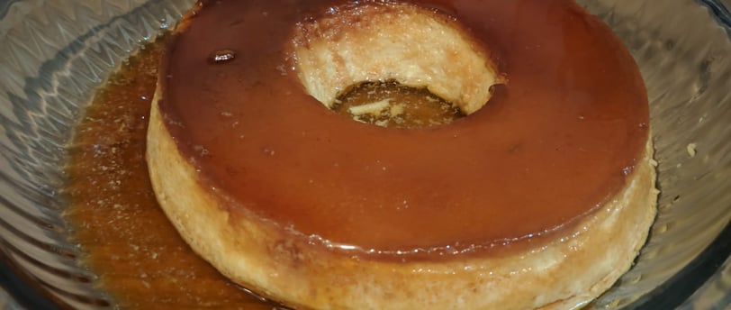 Pudim de leite condensado com calda de açúcar.