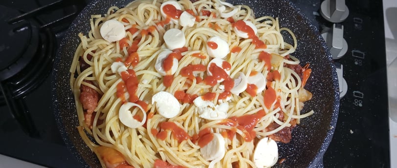 Macarrao-com-linguica-tomate-e-palmito