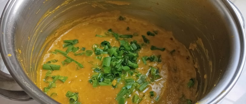 Panela de  Purê de abóbora moranga com cebolinha picada decorando
