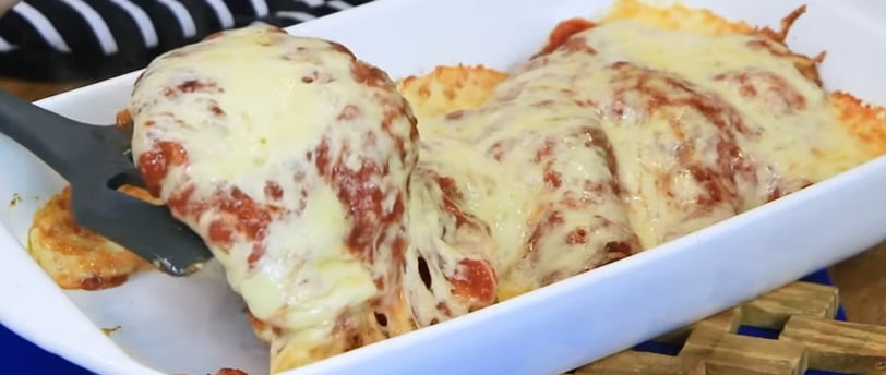 Bife a parmegiana empanado com molho queijo e presunto 