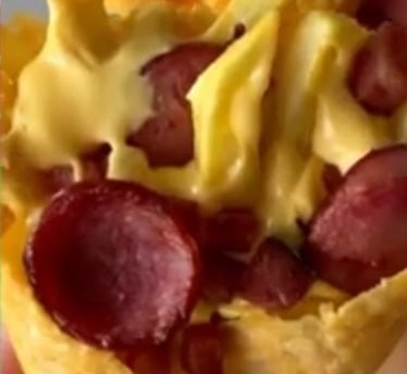 Cone de batata recheado com queijo cheddar-derretido, pedaços-crocantes de bacon e calabresa-saboros