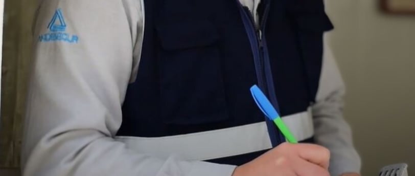agente de seguridad con checklist en mano