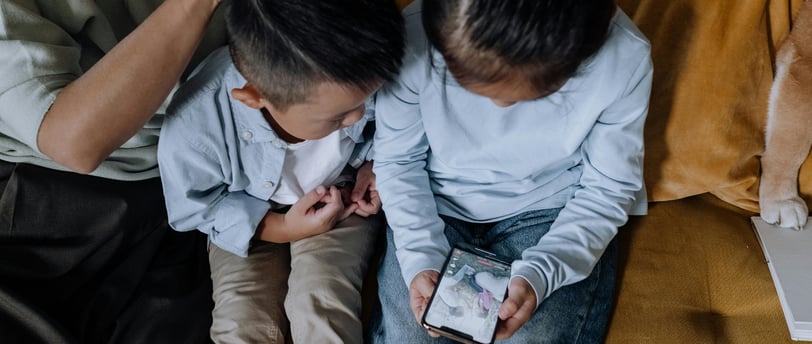 Niños muy pequeños haciendo uso del telefono movil