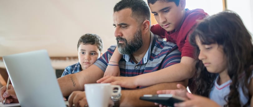padre con hijos utilizando pantallas de forma responsable