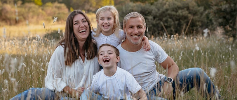 Familia feliz en el campo 