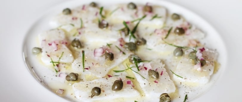 Un plato de carpaccio de bacalao