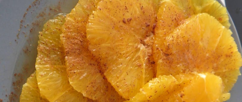 Detalle de un carpaccio de naranja con canela