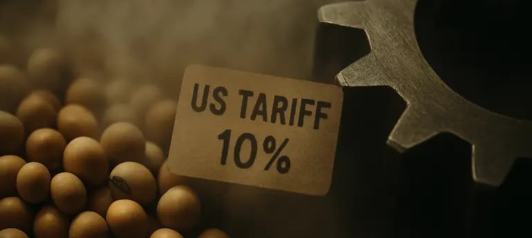 Close-up de soja e engrenagem com névoa e carimbo "US Tariff 10%", sugerindo incerteza econômica.