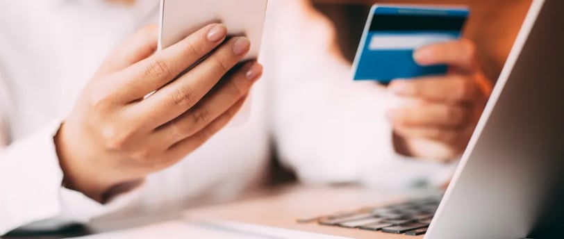 a woman holding a credit card and a credit card compras online