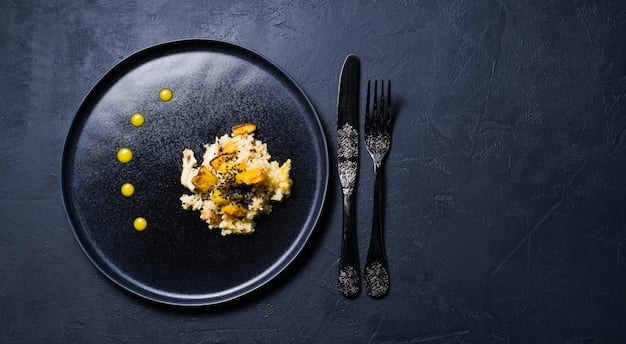 Plato de comida gourmet en un restaurante acogedor."