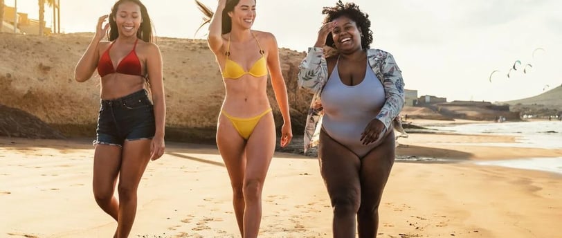 femmes heureuses sur une plage