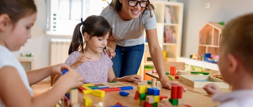 Os pais devem incentivar brincadeiras em casa, para ajudar no desenvolvimento infantil.