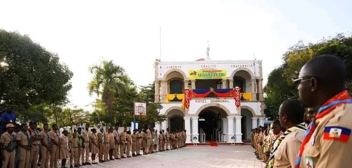 Photo des scouts à l'hotel Communal de Jacmel