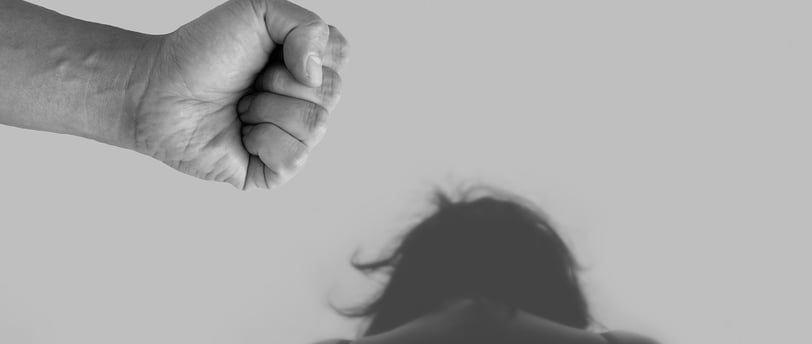 A mão de um homem ameaçando mulher remetendo a lei maria da penha contra a violência doméstica