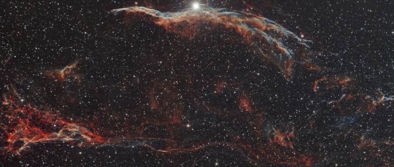 Imagem de uma nebulosa no espaço captada pela NASA, que lembram luzes de cidade