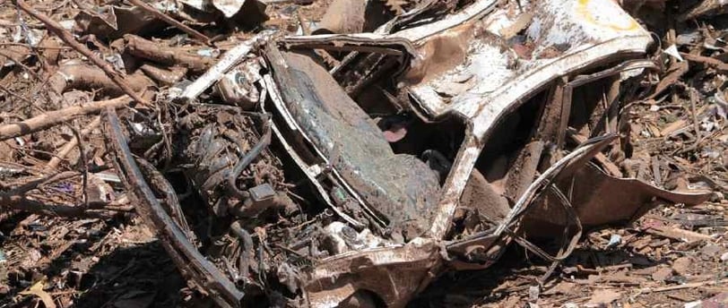 um carro destruído após um dos piores desastres naturais do Brasil