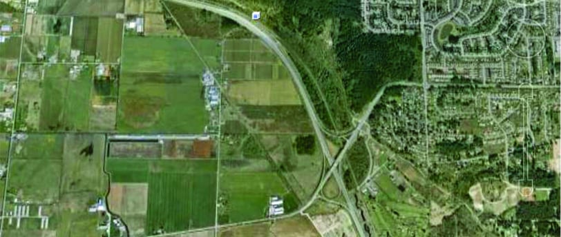 Uma foto de uma gleba urbanizável próxima de um bairro de uma cidade, avaliação de glebas.
