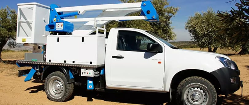 Pick up con cesta elevadora