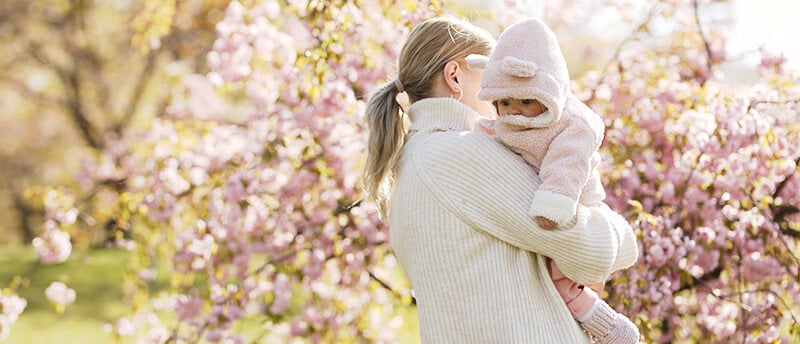 mama su kūdikiu ant rankų fotosesija sakūrų sode