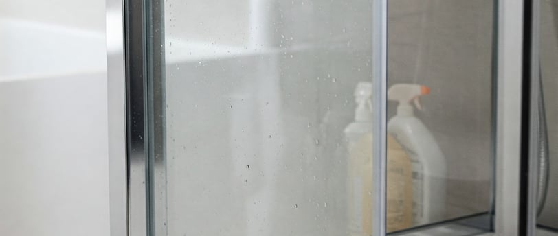 Zářivý sprchový kout bez vodního kamene a šmouh