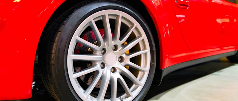 carro esportivo vermelho, pintura brilhante com roda prata e pneu preto