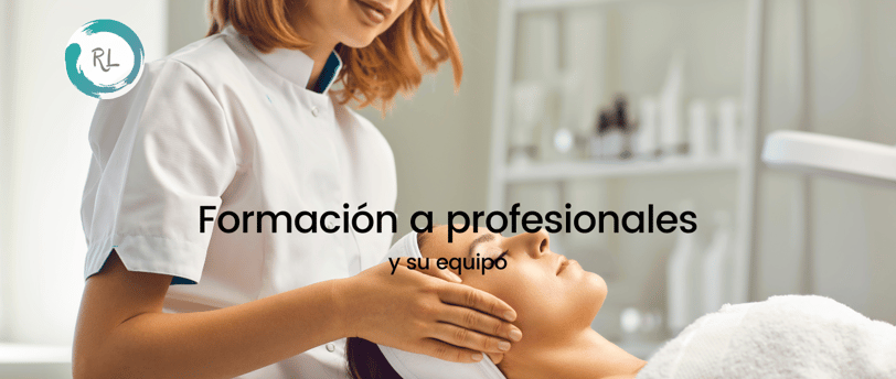 Formación de estética en cabina de estética con esteticista profesional y clienta