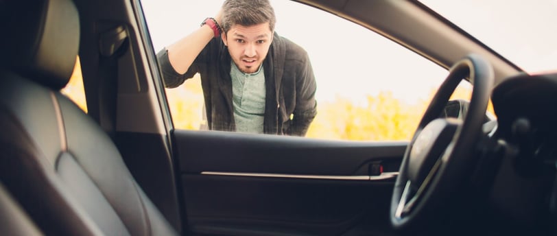 man-forgot-the-key-inside-of-his-car-calling-locksmith in Tampa Florida