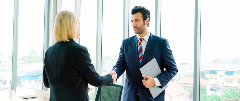 empresarios arreglando contrataciones