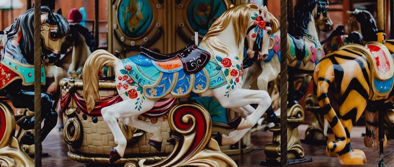 carrossel com cavalos coloridos