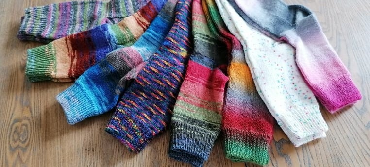 posé sur une table 8 paires de chaussettes tricoté avec des fils multicolores
