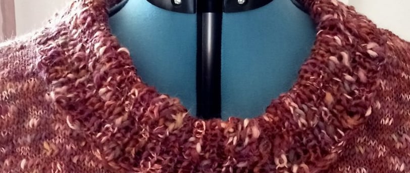 Pull fantaisie fait à la main de couleur bordeaux dans un fil fantaisie