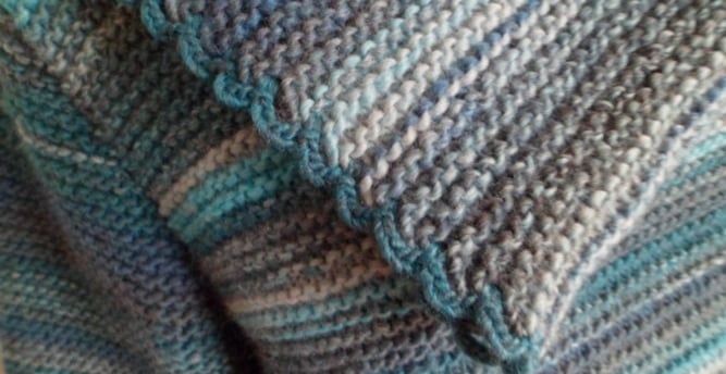 Tricot fait dans un fil dégradé de bleu et de gris 