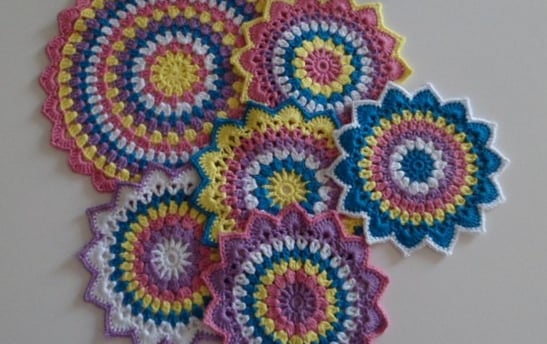 cinq petits cercles plus un grand crocheté de plusieurs couleurs