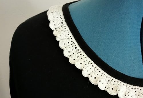 Haut noir encolure bordé de dentelle blanche faite au crochet