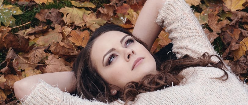 Mujer procrastinando surya reiki costa del sol