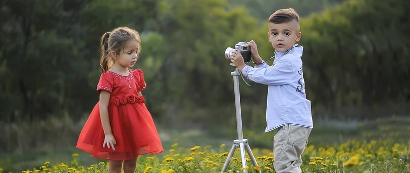 enfant tenant un appareil photo pour prendre une photo de petite fille